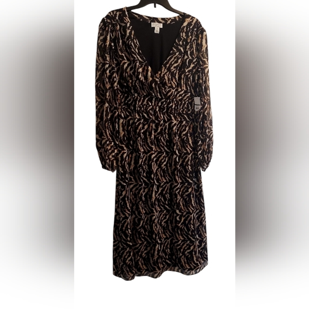Sofia Vergara Black and Cream Long Sleeve Dress
